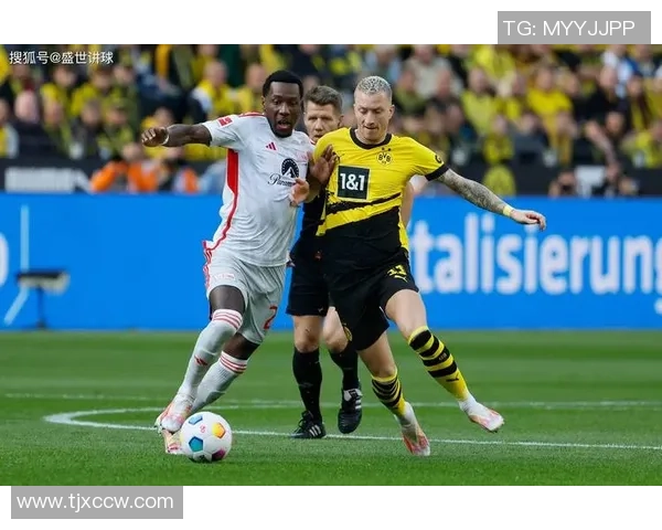 德甲激战曼联大胜多特蒙德补时进球引发争议判罚全场沸腾