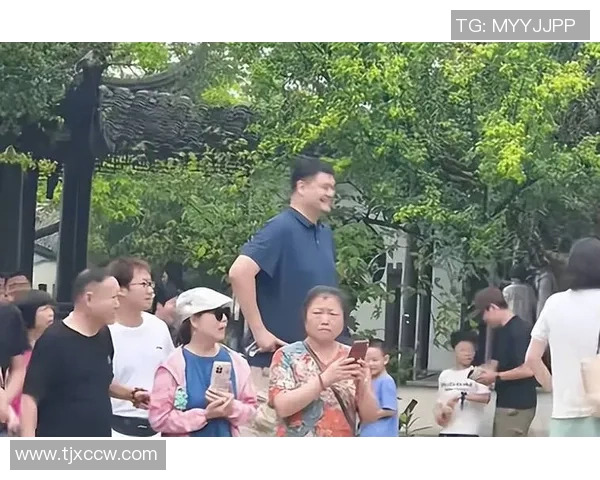 姚明与球迷合影背后的故事与感动分享 姚明与球迷合影背后的故事与感动分享