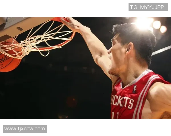 迪奥在赛场上全力防守姚明展现篮球对抗的精彩瞬间与战术智慧